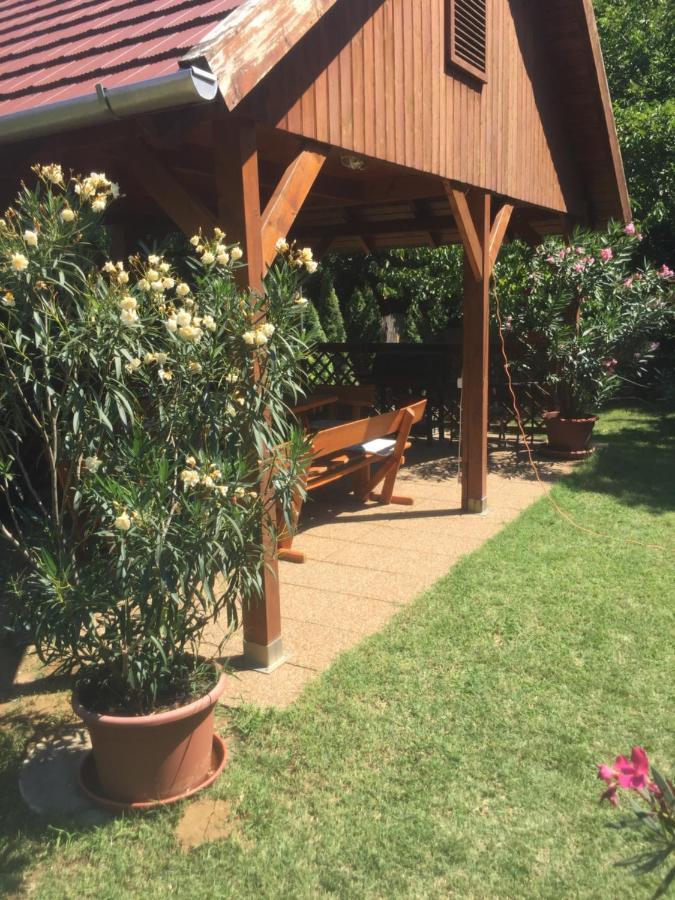 Pakasz Nyaralohaz Villa Tiszafüred Exteriör bild